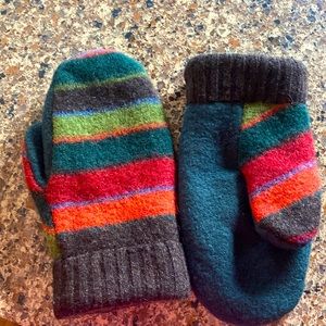 Wool gloves made from recycled sweaters with fleece liner. In great condition